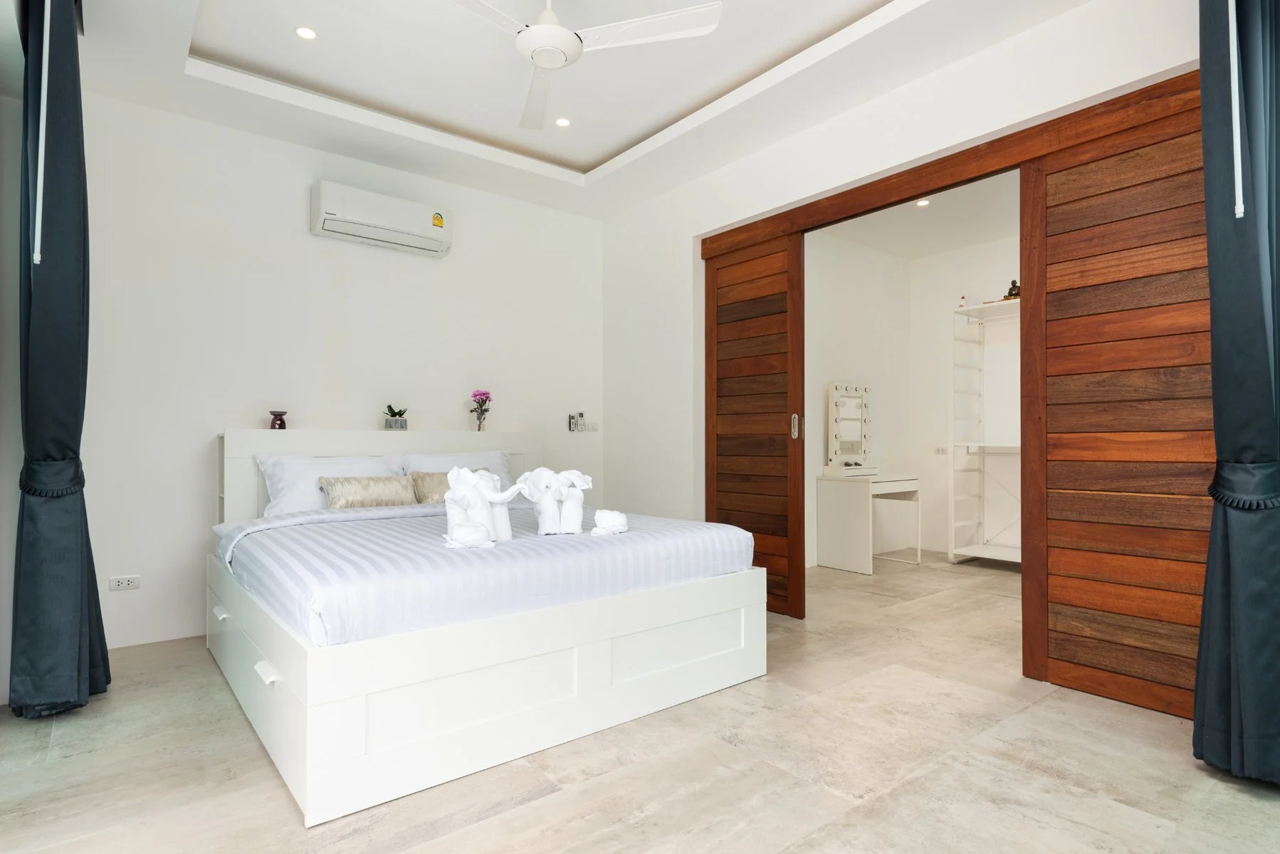 Vimaan Vilai king bedroom