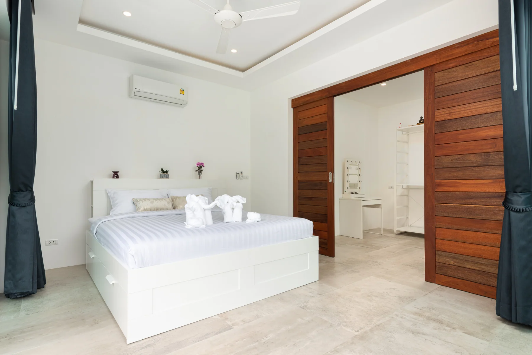 Vimaan Vilai master bedroom photograph