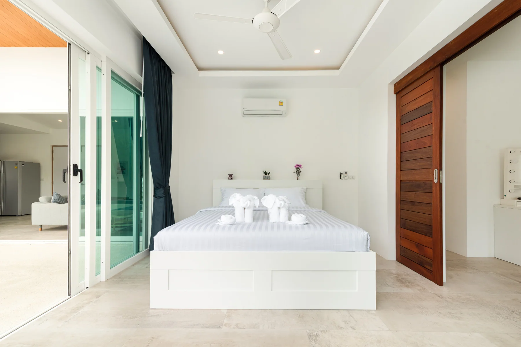 Vimaan Vilai master bedroom photograph